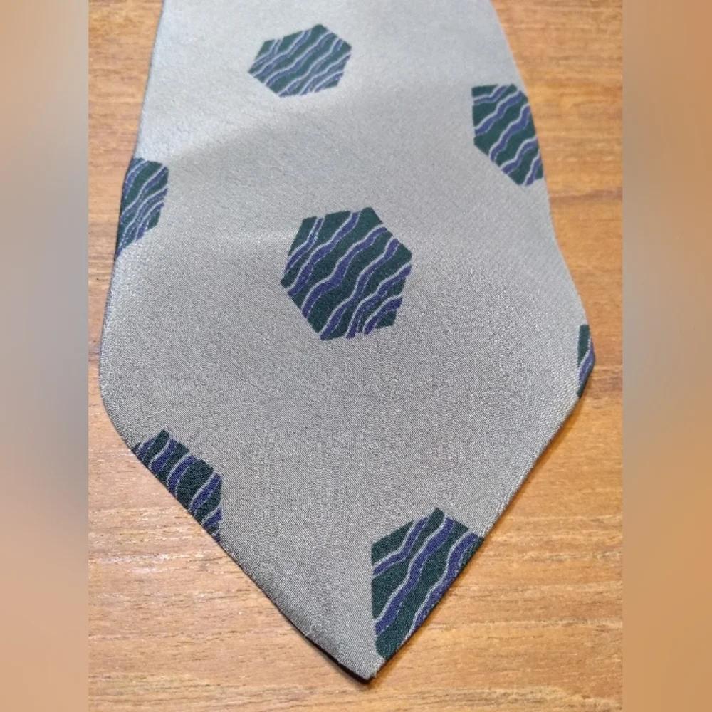 Giorgio Armani Tie, 100% Silk, Grey with Blue Hexagon Pattern, Made in I… - Picture 5 of 14